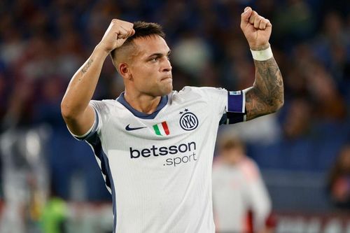 Đồng đội của Messi đi vào lịch sử khi giúp Inter đánh bại Roma, gây áp lực lên Napoli