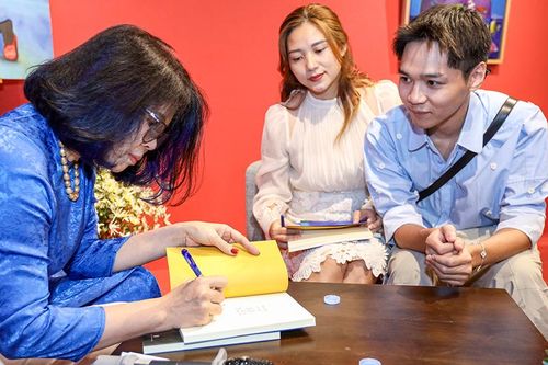 Như Bình: Cồn cào một đóa trầm thơ…