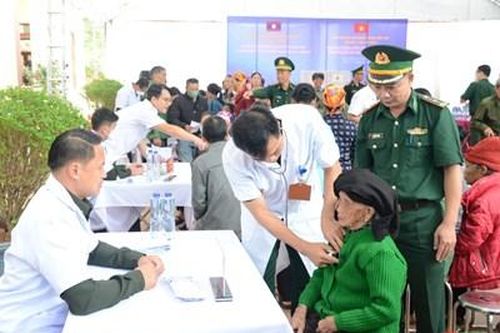 Thầy thuốc quân y nối tình hữu nghị nơi biên giới Việt-Lào – Bài 2: Cảm ơn các thầy thuốc quân y nhiều lắm!