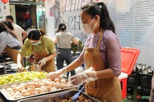 'Phiên chợ trái tim' - Mỗi suất cơm là một lời động viên, một niềm hy vọng