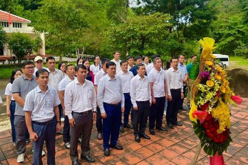 Đảng ủy Cơ quan Đoàn ĐBQH và HĐND TP Đà Nẵng về nguồn thăm căn cứ cách mạng Hòn Tàu