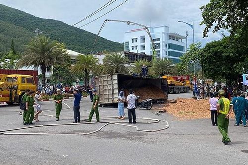Lật xe tải chở dăm, đè chết ba người đi đường