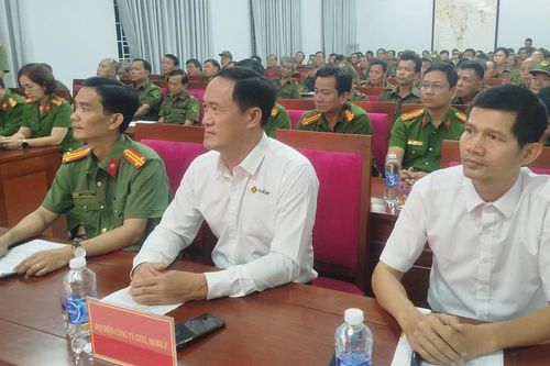 Triển khai trang bị kênh thông tin liên lạc giữa lực lượng tham gia bảo vệ ANTT ở cơ sở với lực lượng Công an