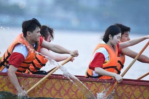 Đua thuyền: Môn thể thao kết nối sinh viên với văn hóa truyền thống