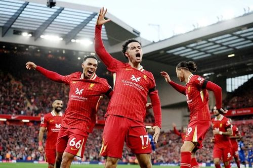 Liverpool giữ vững ngôi đầu khi đánh bại Chelsea 2-1