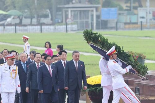 Lãnh đạo Đảng, Nhà nước cùng các đại biểu Quốc hội đặt vòng hoa và vào Lăng viếng Chủ tịch Hồ Chí Minh