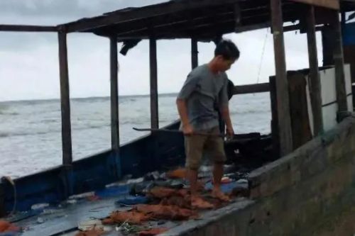Quảng Trị phát hiện chiếc tàu không người trôi dạt bờ biển