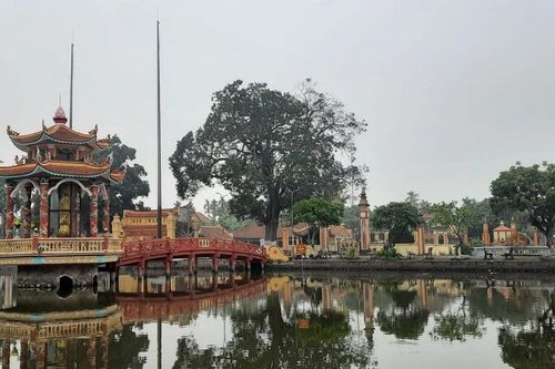 Ngắm cầu ngói cổ, uống nước cối đá ở chùa Trăm Gian thành Nam
