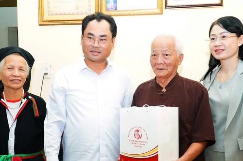 Bí thư Tỉnh ủy Thái Nguyên Trịnh Việt Hùng thăm, tặng quà gia đình chính sách tiêu biểu người dân tộc thiểu số