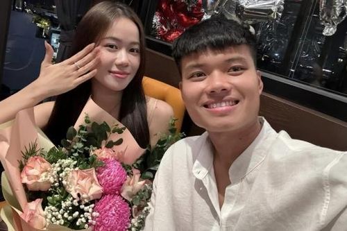 Tiền đạo U23 Việt Nam Văn Tùng cầu hôn bạn gái