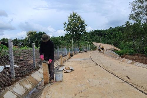 Xây dựng nông thôn mới ở xã nghèo Ea Mdroh