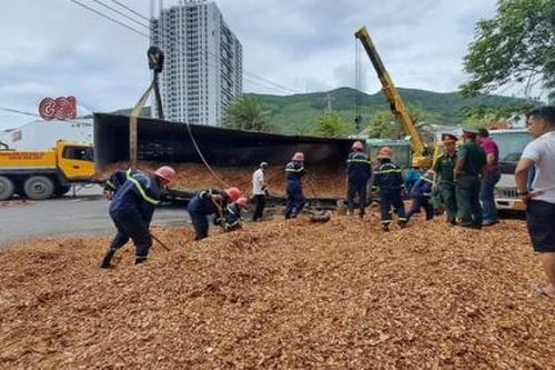 Bình Định: Khoảnh khắc xe tải chở dăm lật đè 3 người đi đường tử vong