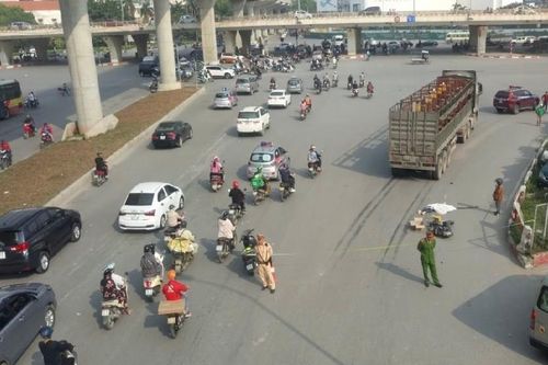 Tìm người làm chứng của vụ tai nạn giao thông xảy ra ở ngã tư Hồ Tùng Mậu - Trần Vỹ (Cầu Giấy - Hà Nội)