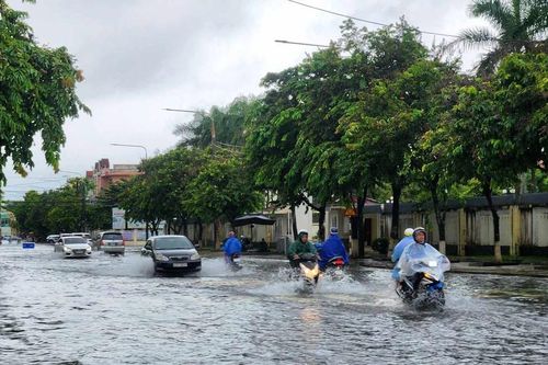 Mưa lớn suốt đêm, nhiều ô tô 'chết nước' giữa lòng TP Tam Kỳ