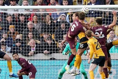 VAR đúng hay sai khi công nhận bàn quyết định chiến thắng của Man City trước Wolves?