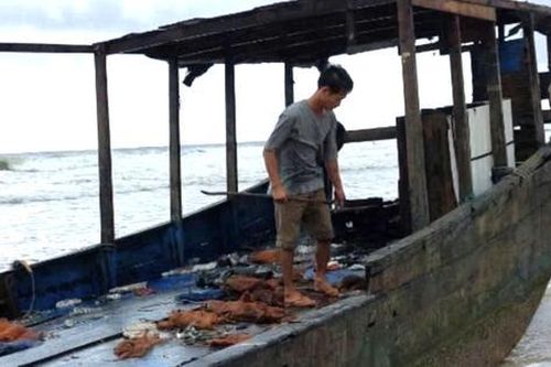 Phát hiện thuyền gỗ lạ trôi dạt vào bờ biển Quảng Trị