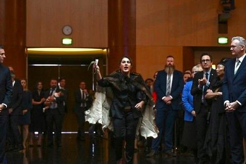 Vua Anh bị nghị sĩ thổ dân la hét phản đối khi thăm Úc