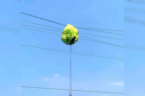 Xem xét xử phạt người đàn ông nhảy dù mắc kẹt trên dây điện