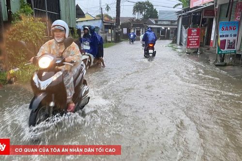 Mưa lớn kéo dài, gây nguy cơ lũ lụt và sạt lở ở Huế