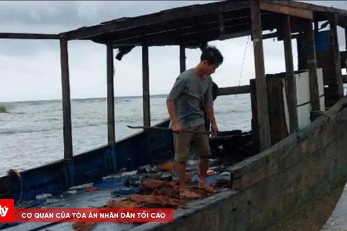 Một con tàu không người trôi dạt vào bờ biển Quảng Trị