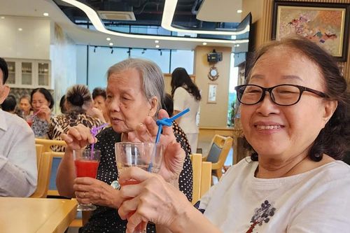 Người cao tuổi sáng đến viện dưỡng lão, chiều về sum vầy cùng con cháu