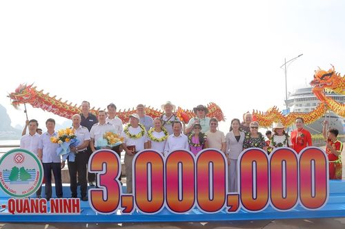 Khách quốc tế thứ 3 triệu đến Quảng Ninh bằng siêu du thuyền