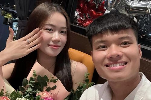 Tuyển thủ Việt Nam Văn Tùng cầu hôn bạn gái xinh đẹp