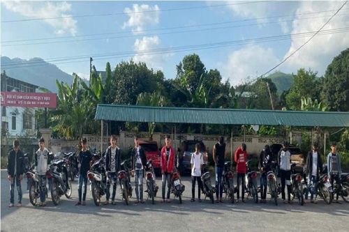 31 thanh, thiếu niên 'nẹt pô', 'đánh võng' trên đường huyện biên giới Bình Liêu