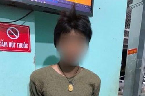 Người phụ nữ đang tắm thì bị đập cửa cướp tài sản