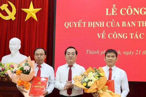 Thành ủy Vinh công bố các quyết định về công tác cán bộ ở xã Nghi Ân, Nghi Đức