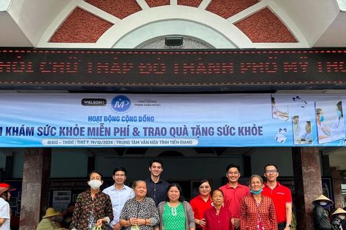 Nam vương Tuấn Ngọc trao quà, phát thuốc miễn phí cho bà con khó khăn