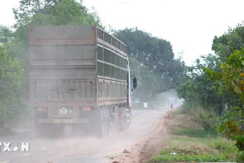 Tây Ninh: Xe chở vật liệu xây dựng làm hỏng đường, gây ô nhiễm môi trường