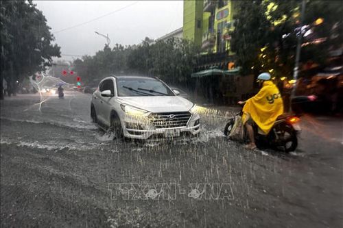 Mưa lớn khiến nhiều tuyến đường tại thành phố Đồng Hới ngập cục bộ