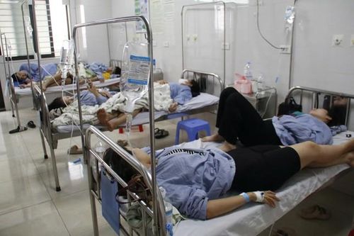 Sau bữa liên hoan 20/10, hàng chục công nhân nhập viện gấp