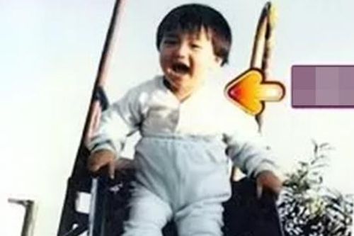 Cậu bé bị mẹ ruột bỏ rơi năm 3 tuổi, 20 năm sau thành ca sĩ nổi tiếng nhất nhì showbiz