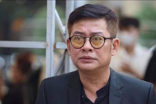 Nghệ sĩ Tấn Beo đi lại khó khăn, bật khóc khi đồng nghiệp tới thăm