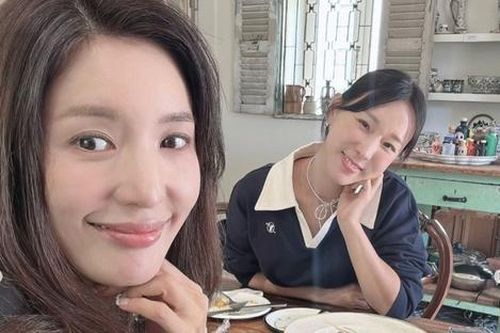 Hai nữ ca sĩ từng gây chấn động showbiz khi đánh nhau trong thang máy, hội ngộ sau 15 năm