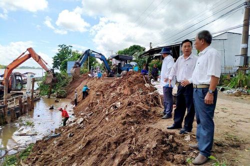 Lãnh đạo huyện An Phú kiểm tra khắc phục sạt lở đất bờ sông xã Vĩnh Trường