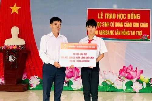 Tiếp tục trao tặng học bổng cho học sinh vượt khó học giỏi