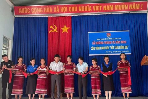 Tuổi trẻ Ia Pa chung tay xây dựng nông thôn mới