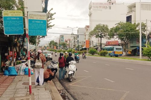 Cần có ý thức khi đỗ xe ở trạm chờ xe buýt
