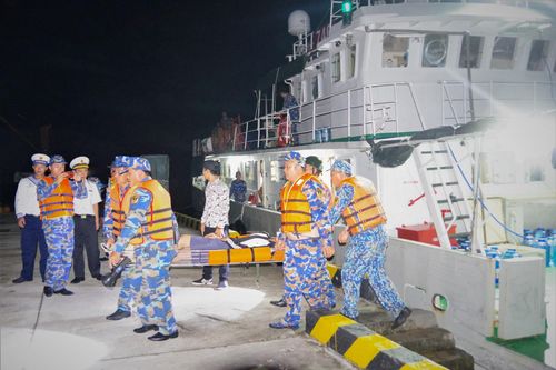 Bệnh xá đảo Trường Sa cấp cứu cho một thuyền viên tàu hàng