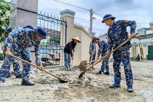 Lữ đoàn 101 hỗ trợ Trường Mầm non Hoa Hồng củng cố cảnh quan trường học