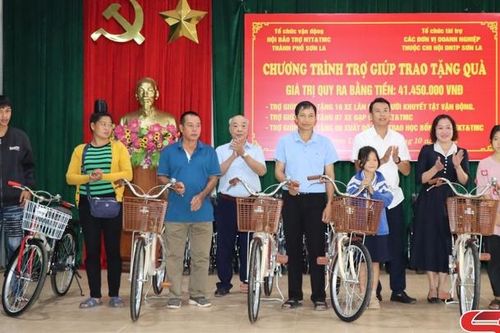 Tặng xe lăn, xe đạp cho người khuyết tật và trao học bổng cho trẻ mồ côi