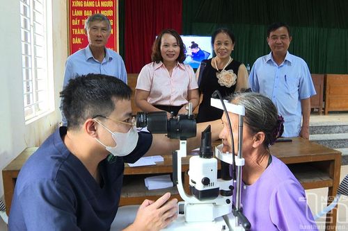 Hơn 100 người cao tuổi được khám, tư vấn miễn phí các bệnh về mắt