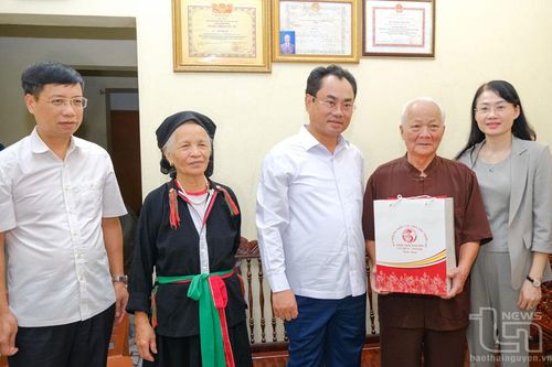 Thường trực Tỉnh ủy thăm, tặng quà gia đình dân tộc thiểu số tiêu biểu