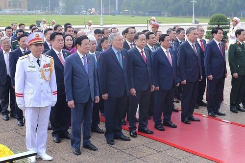 Lãnh đạo Đảng, Nhà nước và các đại biểu Quốc hội vào Lăng viếng Chủ tịch Hồ Chí Minh
