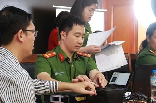 Thu nhận hồ sơ cấp căn cước và thu mẫu ADN cho cán bộ Văn phòng Trung ương Đảng