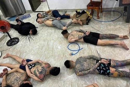 Bắt đối tượng truy nã đặc biệt nguy hiểm đang 'phê' ma túy, thu giữ 2 khẩu súng