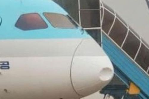 Một máy bay buộc phải hủy cất cánh từ Đà Nẵng đi Hàn Quốc vì sự cố móp đầu